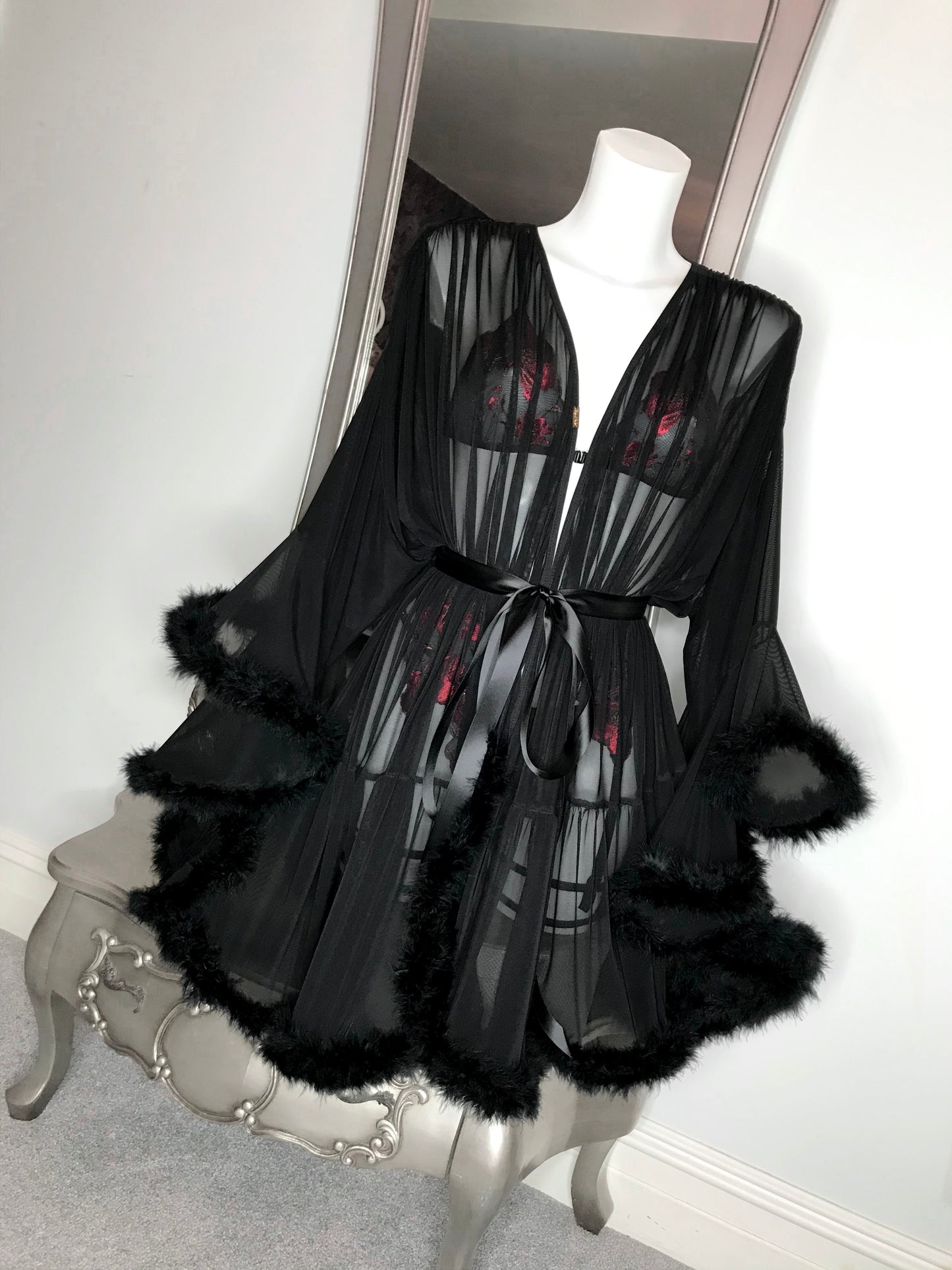 Black short Hollywood vintage style robe